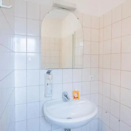 Monteurwohnung-fuer-8-personen-in-guelzow-wlan-aufenthaltsraum-parkplatz-naehe-hamburg-gwhe1302 *